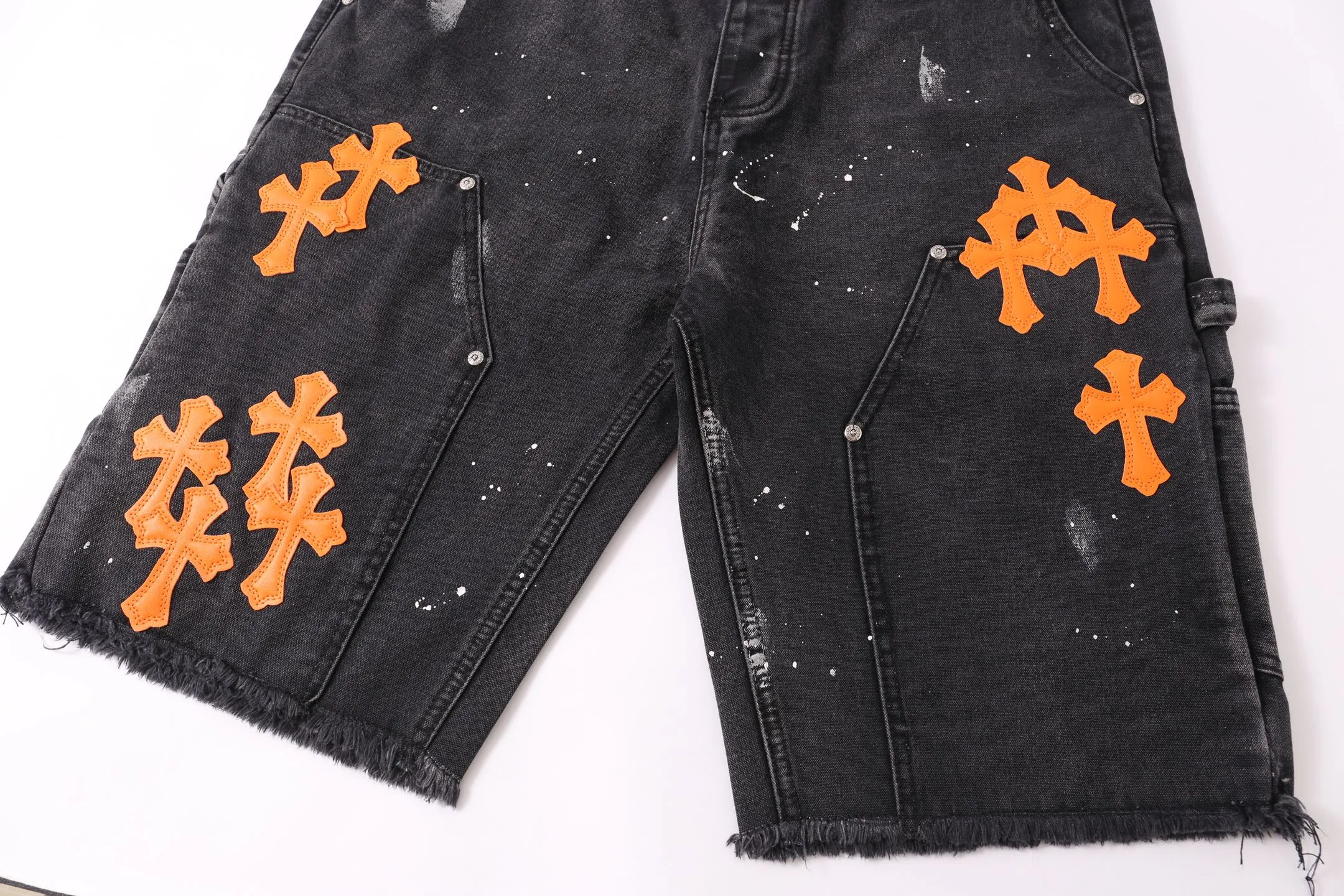 P240 Style No.: H893 GALLERY DEPT. & 𝐂𝐡𝐫𝐨𝐦𝐞 𝐇𝐞𝐚𝐫𝐭 Croxin co-branded ss25 wood splash ink hand-painted stitching multi-pocket micro-flared denim shorts. Styles with different washed textures are very friendly to people with thin legs. The micro-flared version perfectly modifies the leg shape. The timeless and moderate length makes it easy to match and match. It is the basis for various styles and is a must-have in your wardrobe! The fabric is stiff but also makes the upper body soft without losing texture. The washing process is even more perfect. It is a must-have item for everyone! ! ! Washed wheat, hang tag, pants label, three labels complete Color: black Size: 28-30-32-34-36